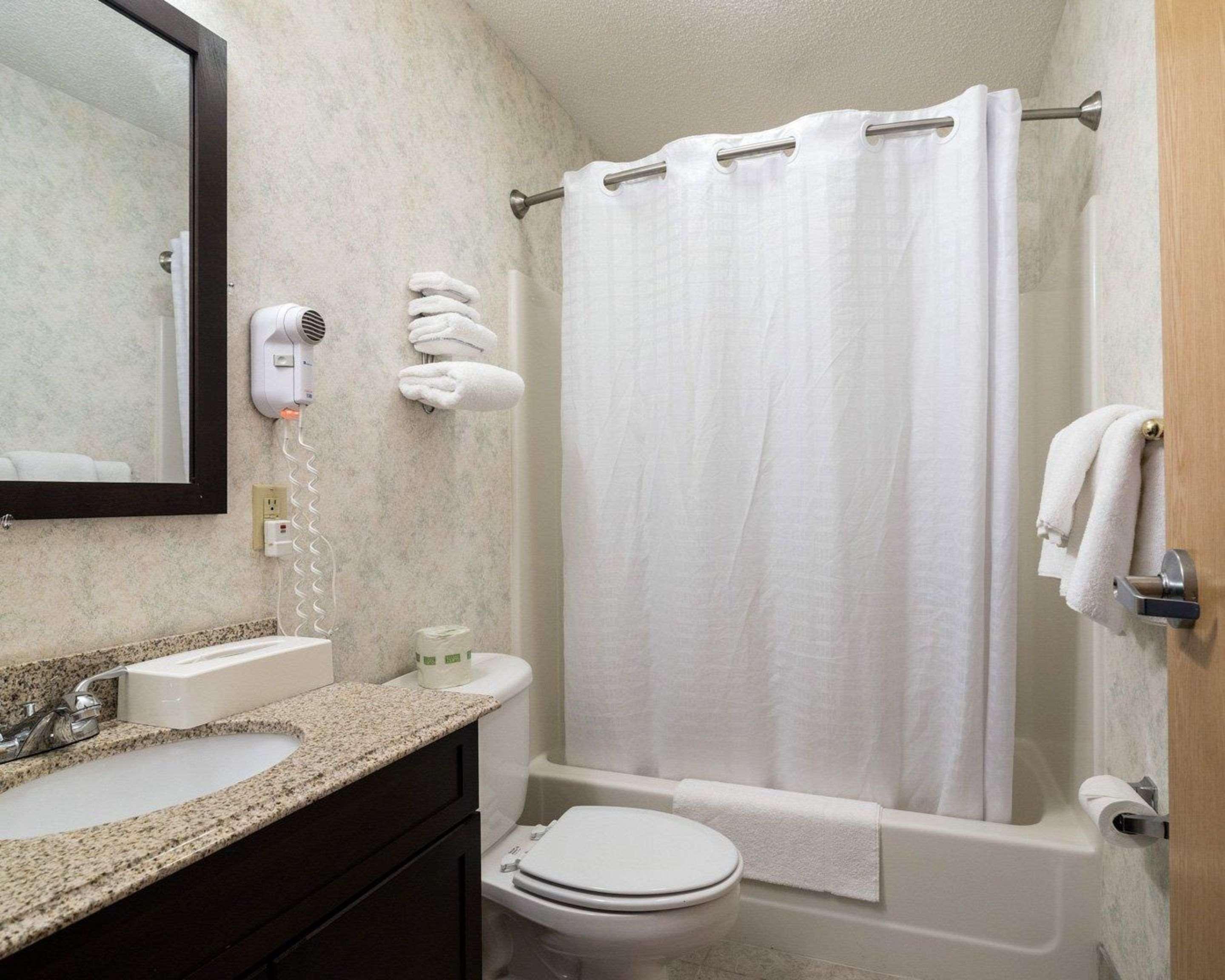 Econo Lodge Inn & Suites Кенъндейгуа Екстериор снимка