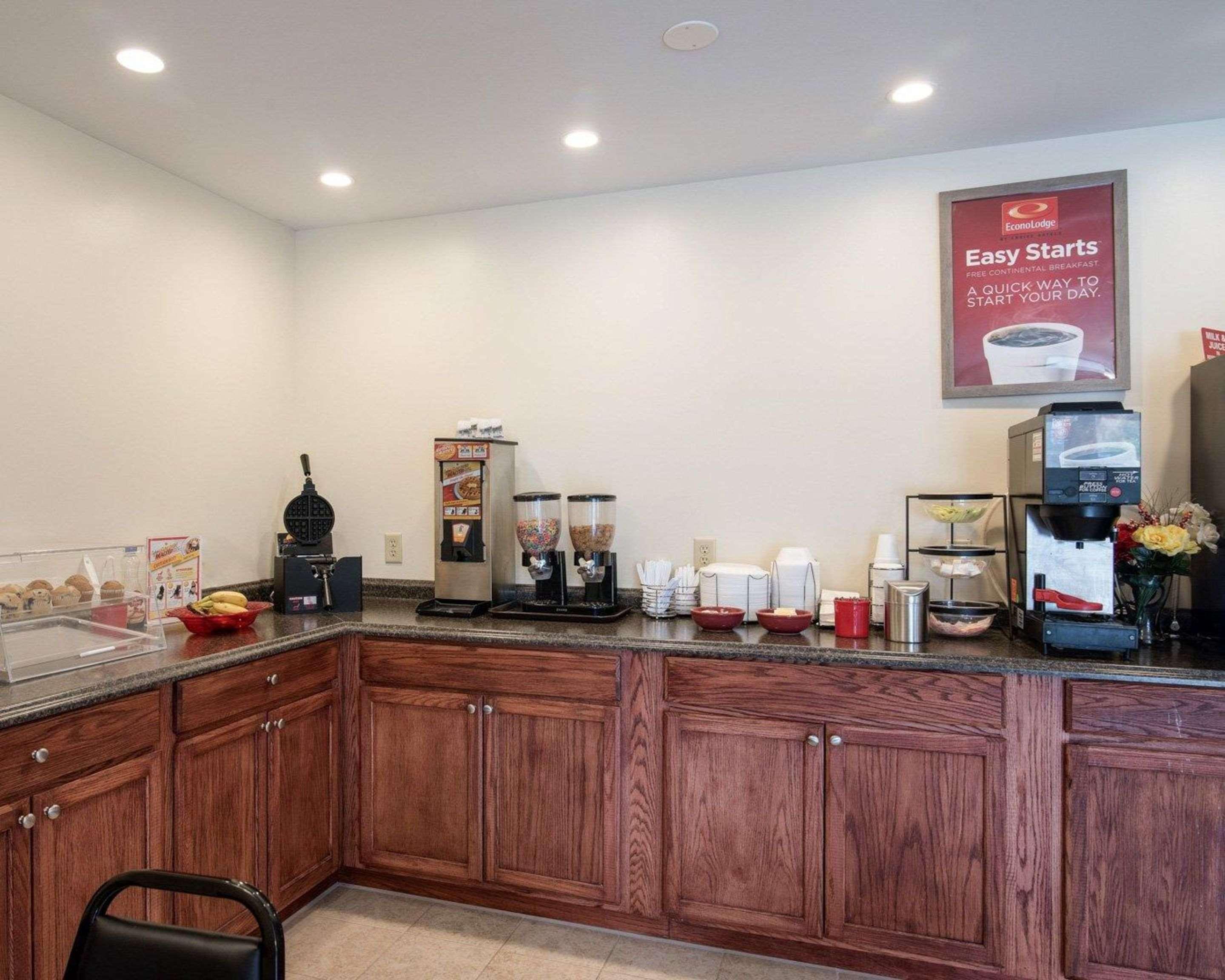 Econo Lodge Inn & Suites Кенъндейгуа Екстериор снимка