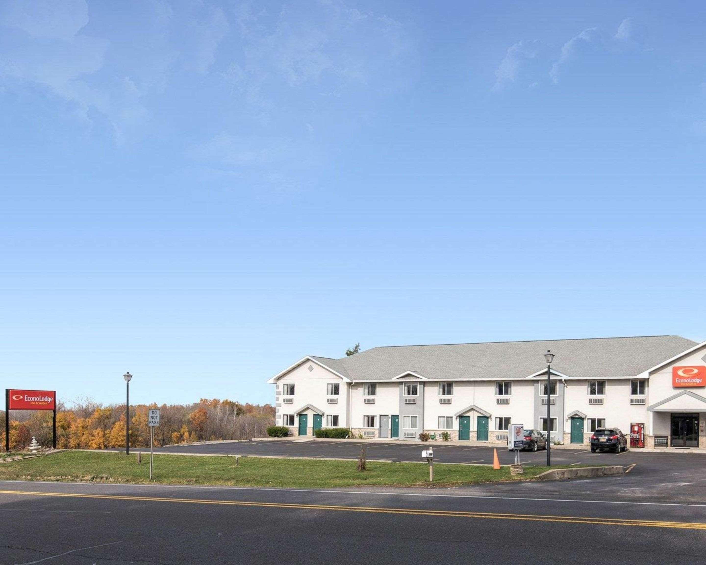 Econo Lodge Inn & Suites Кенъндейгуа Екстериор снимка