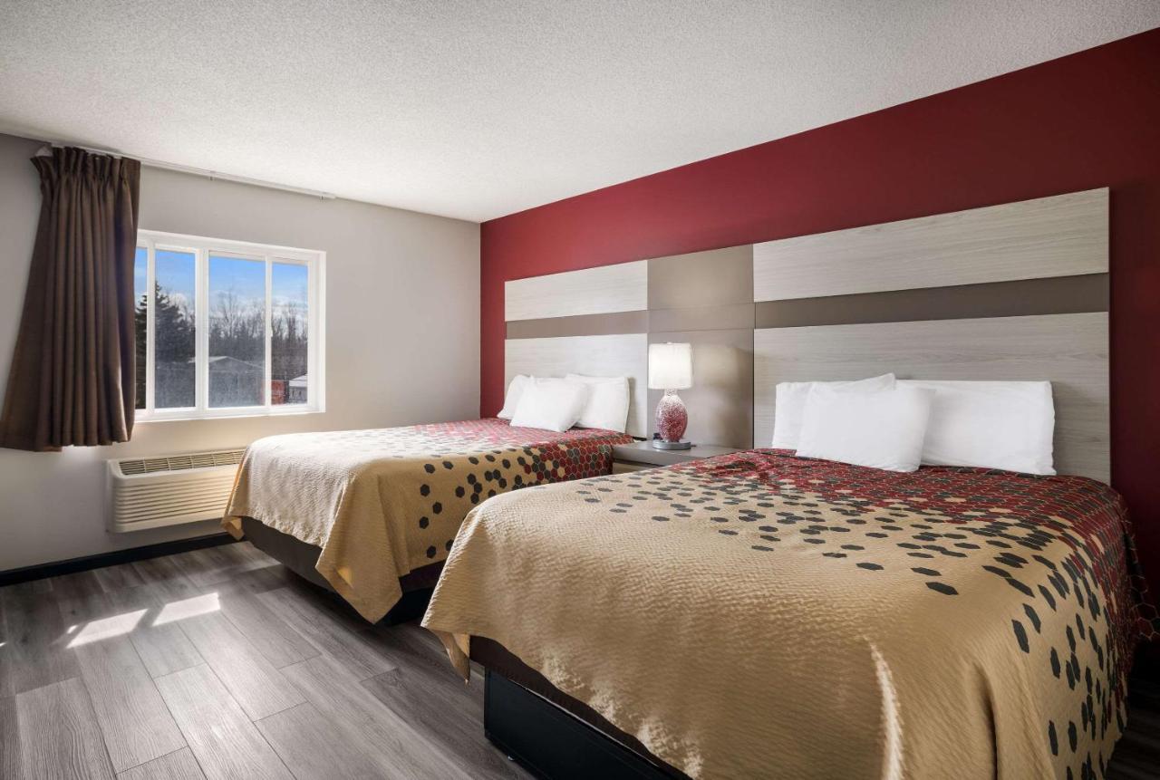 Econo Lodge Inn & Suites Кенъндейгуа Екстериор снимка