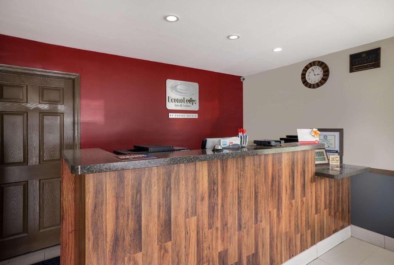Econo Lodge Inn & Suites Кенъндейгуа Екстериор снимка