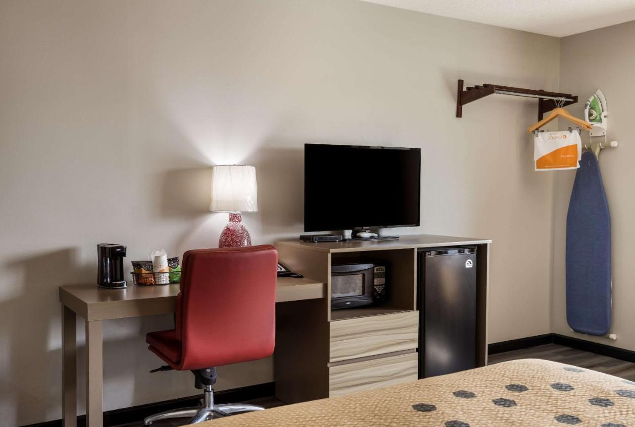 Econo Lodge Inn & Suites Кенъндейгуа Екстериор снимка