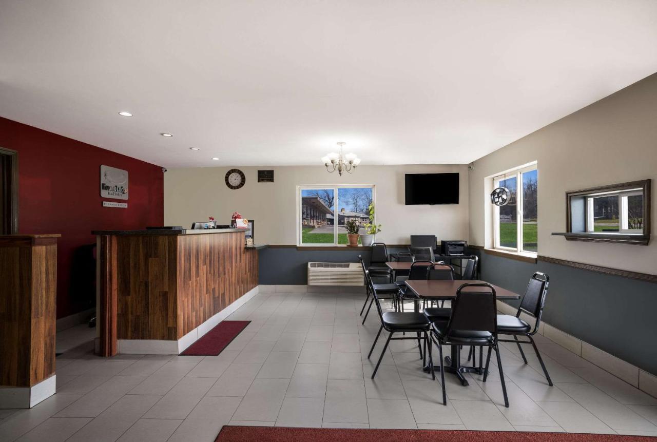 Econo Lodge Inn & Suites Кенъндейгуа Екстериор снимка