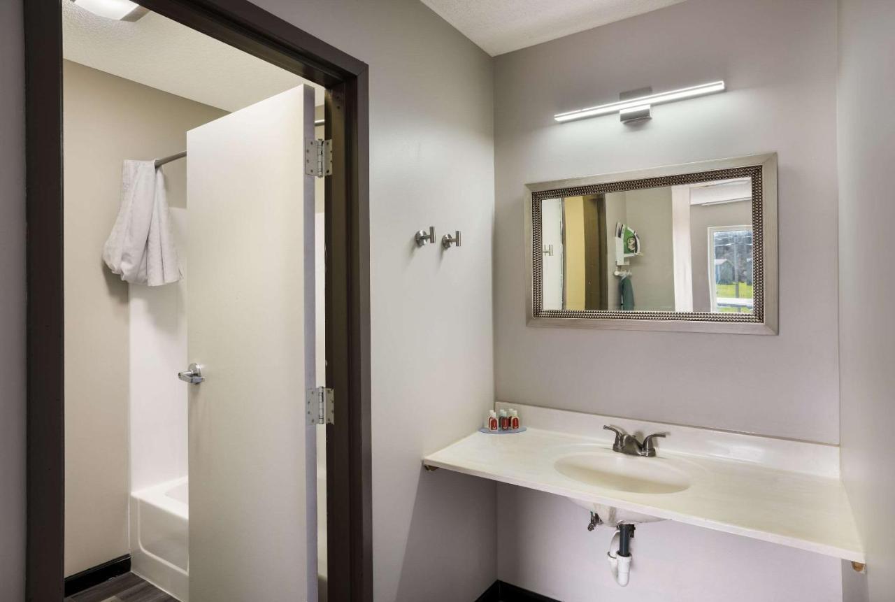 Econo Lodge Inn & Suites Кенъндейгуа Екстериор снимка