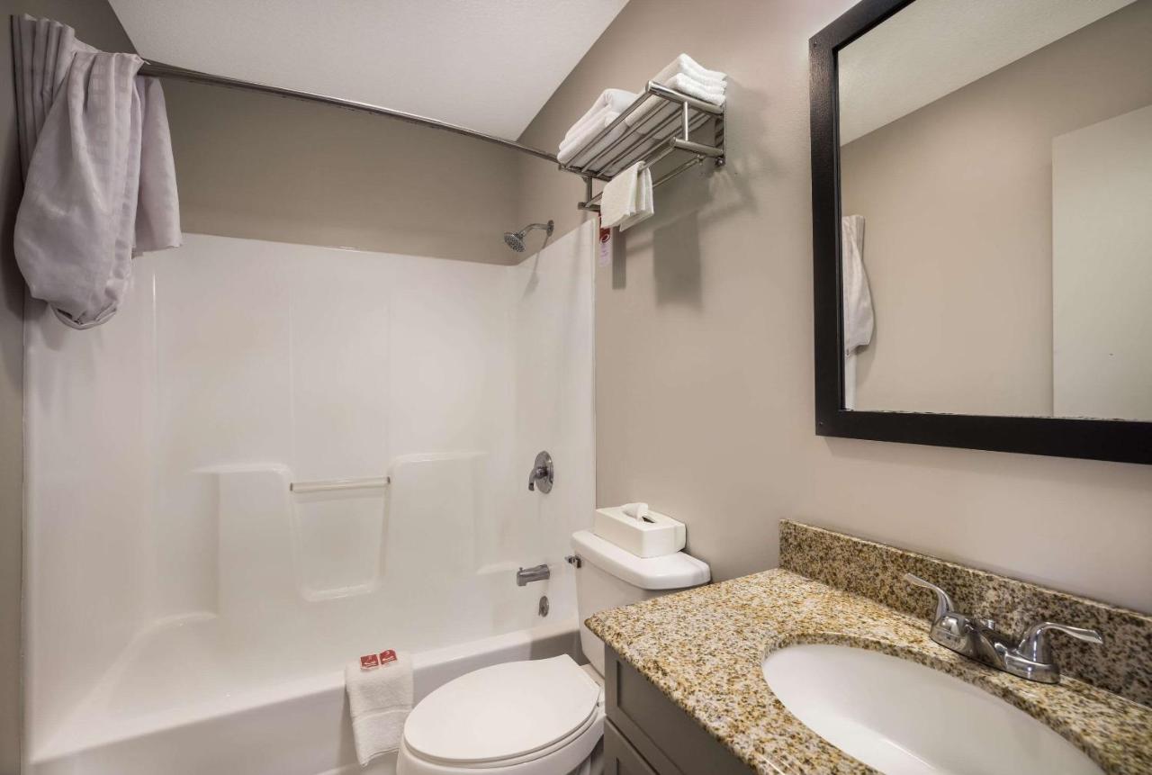Econo Lodge Inn & Suites Кенъндейгуа Екстериор снимка