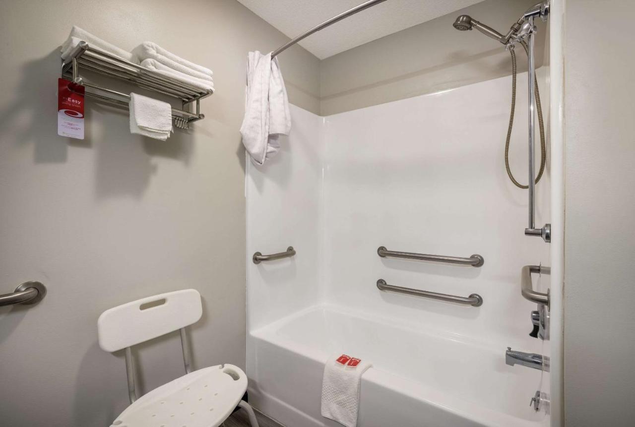 Econo Lodge Inn & Suites Кенъндейгуа Екстериор снимка