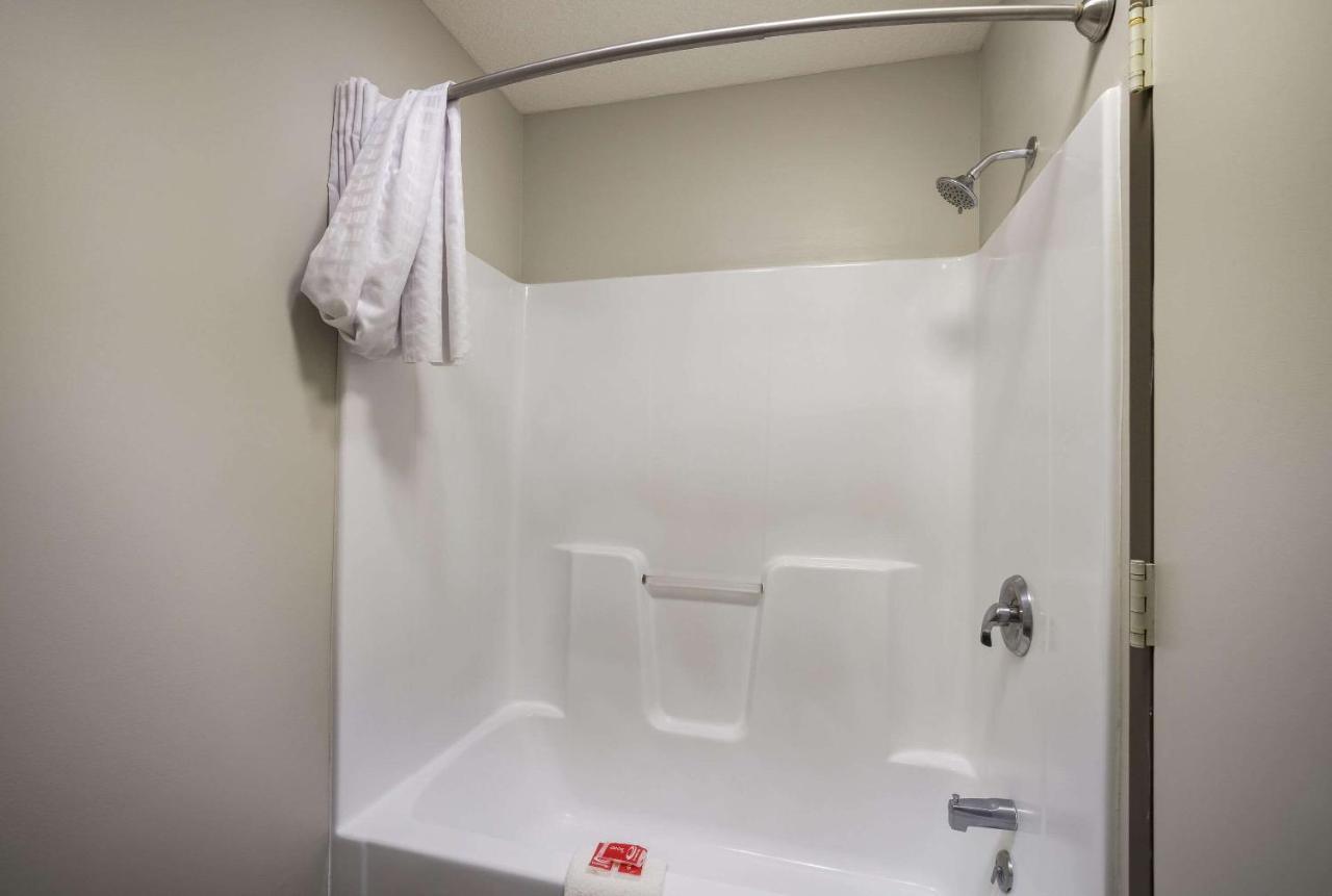 Econo Lodge Inn & Suites Кенъндейгуа Екстериор снимка