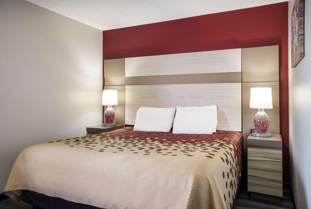 Econo Lodge Inn & Suites Кенъндейгуа Екстериор снимка