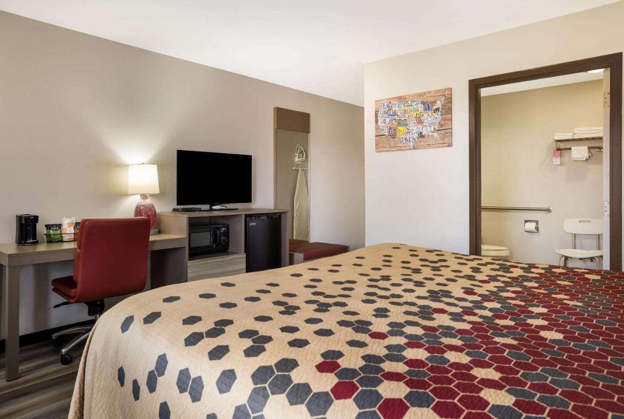 Econo Lodge Inn & Suites Кенъндейгуа Екстериор снимка