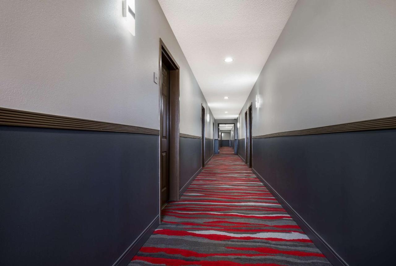 Econo Lodge Inn & Suites Кенъндейгуа Екстериор снимка