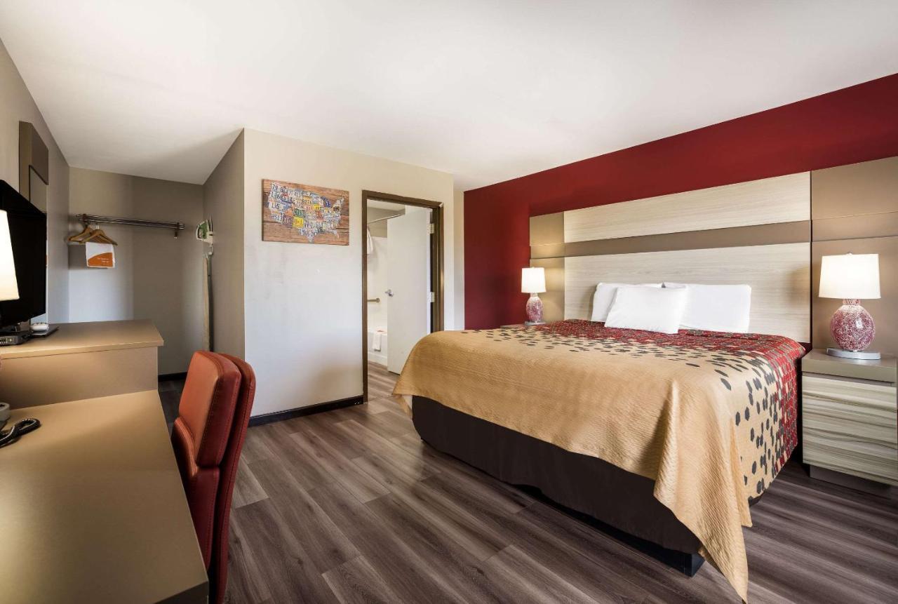 Econo Lodge Inn & Suites Кенъндейгуа Екстериор снимка