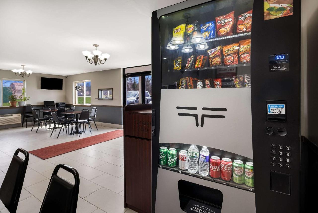 Econo Lodge Inn & Suites Кенъндейгуа Екстериор снимка