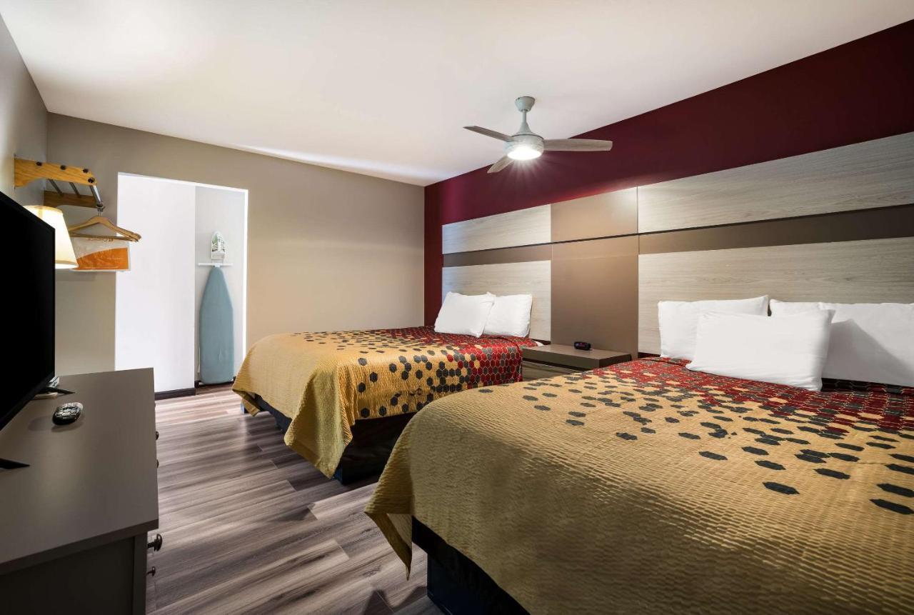 Econo Lodge Inn & Suites Кенъндейгуа Екстериор снимка