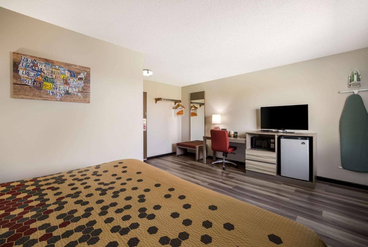 Econo Lodge Inn & Suites Кенъндейгуа Екстериор снимка