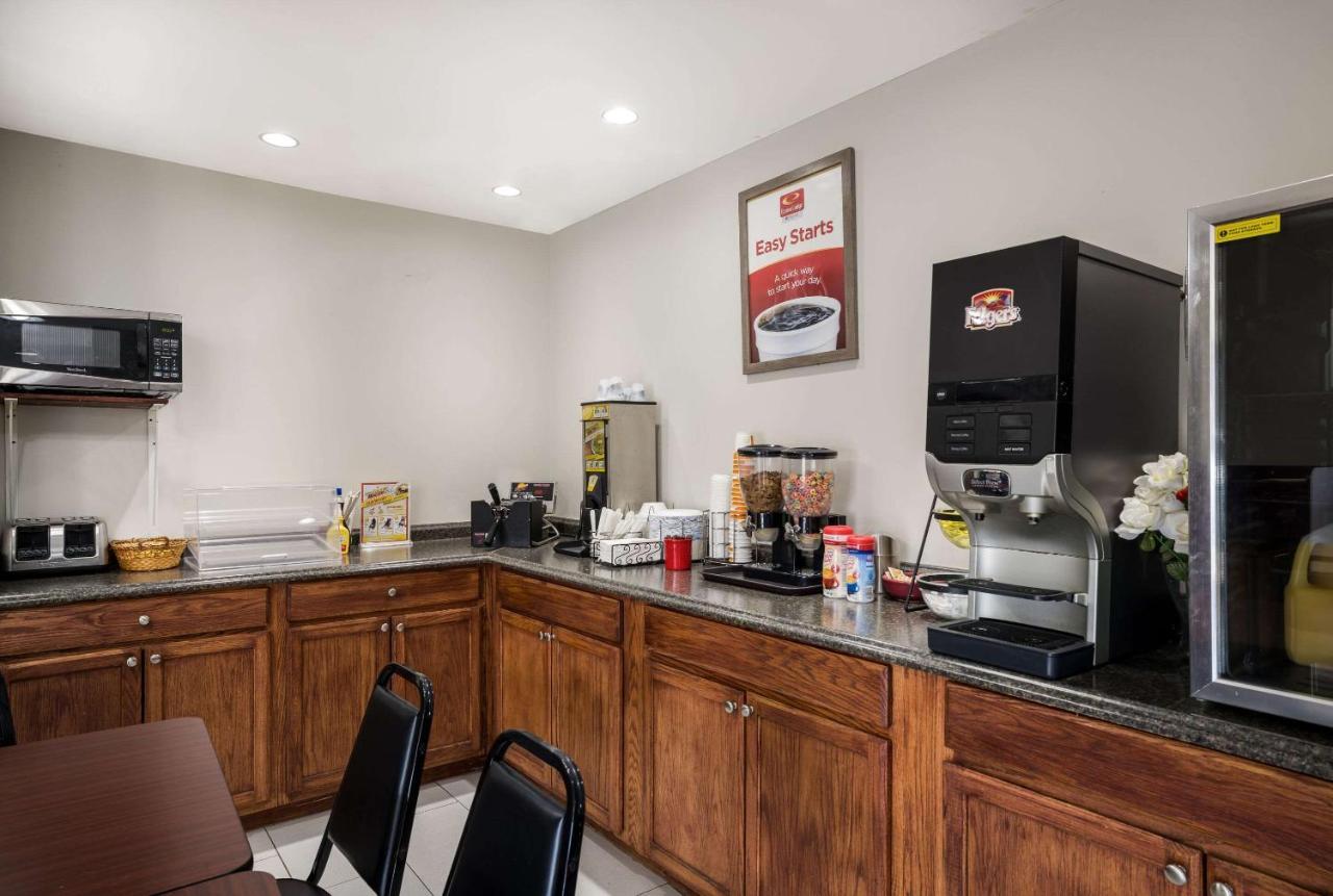Econo Lodge Inn & Suites Кенъндейгуа Екстериор снимка