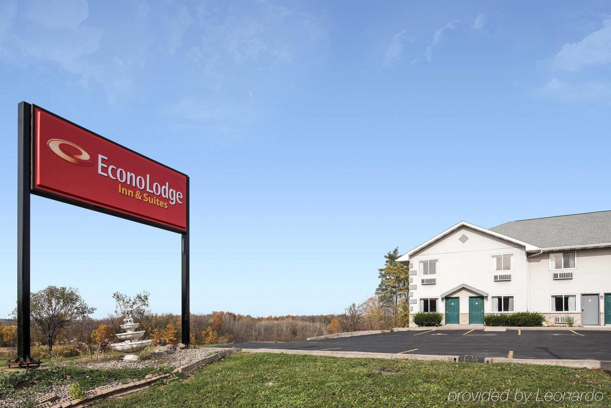 Econo Lodge Inn & Suites Кенъндейгуа Екстериор снимка