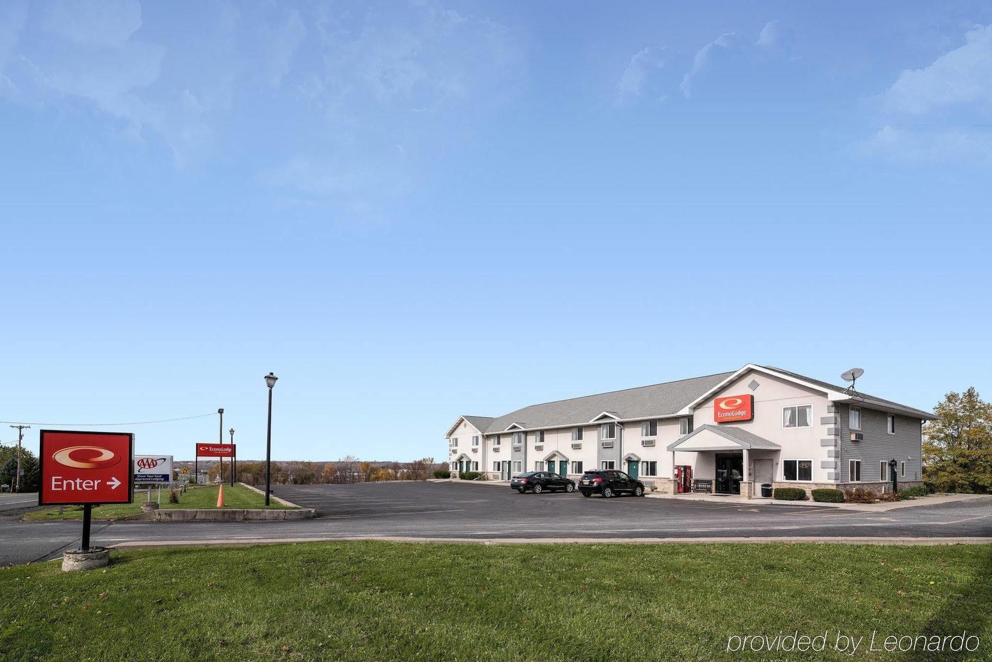 Econo Lodge Inn & Suites Кенъндейгуа Екстериор снимка