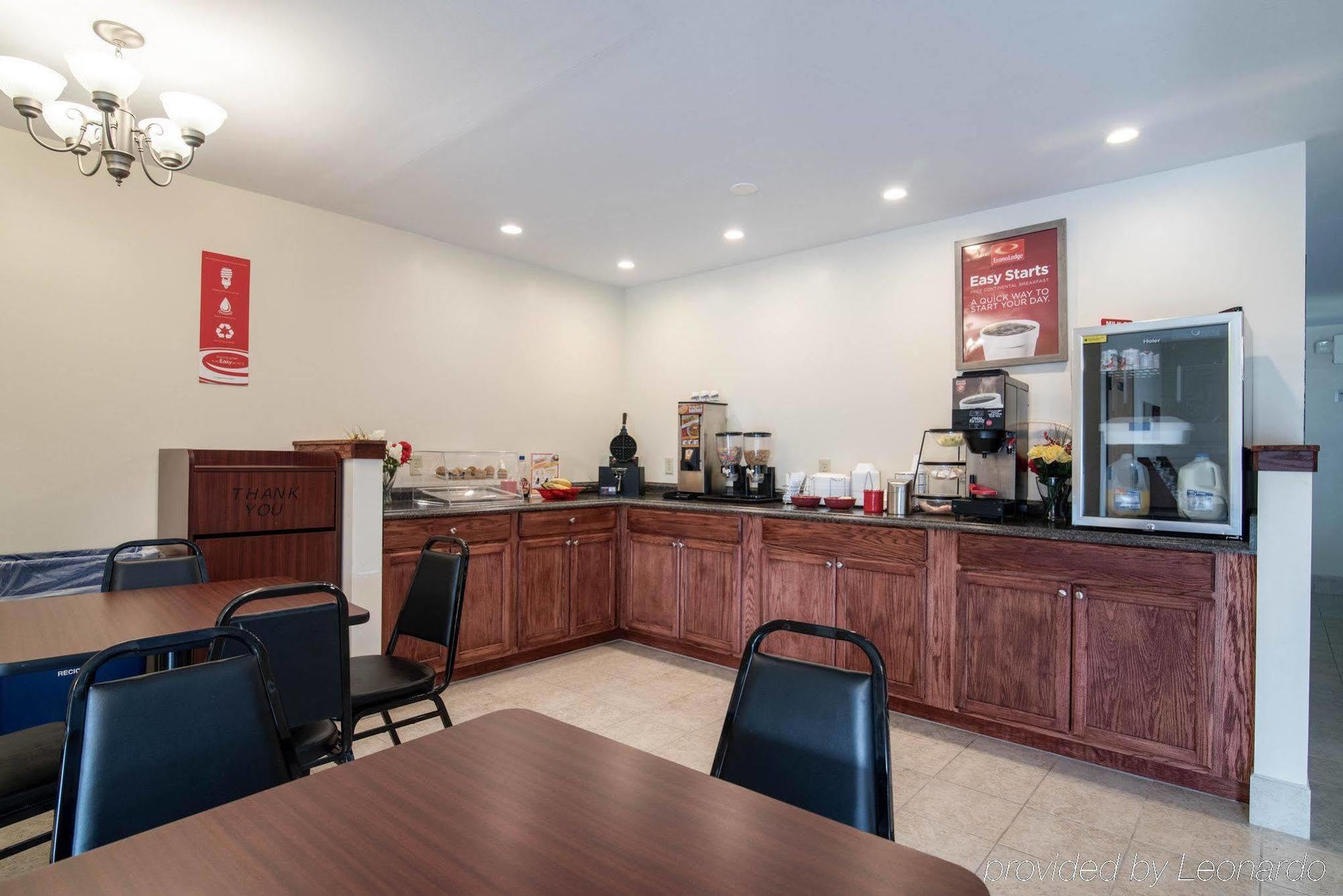 Econo Lodge Inn & Suites Кенъндейгуа Екстериор снимка