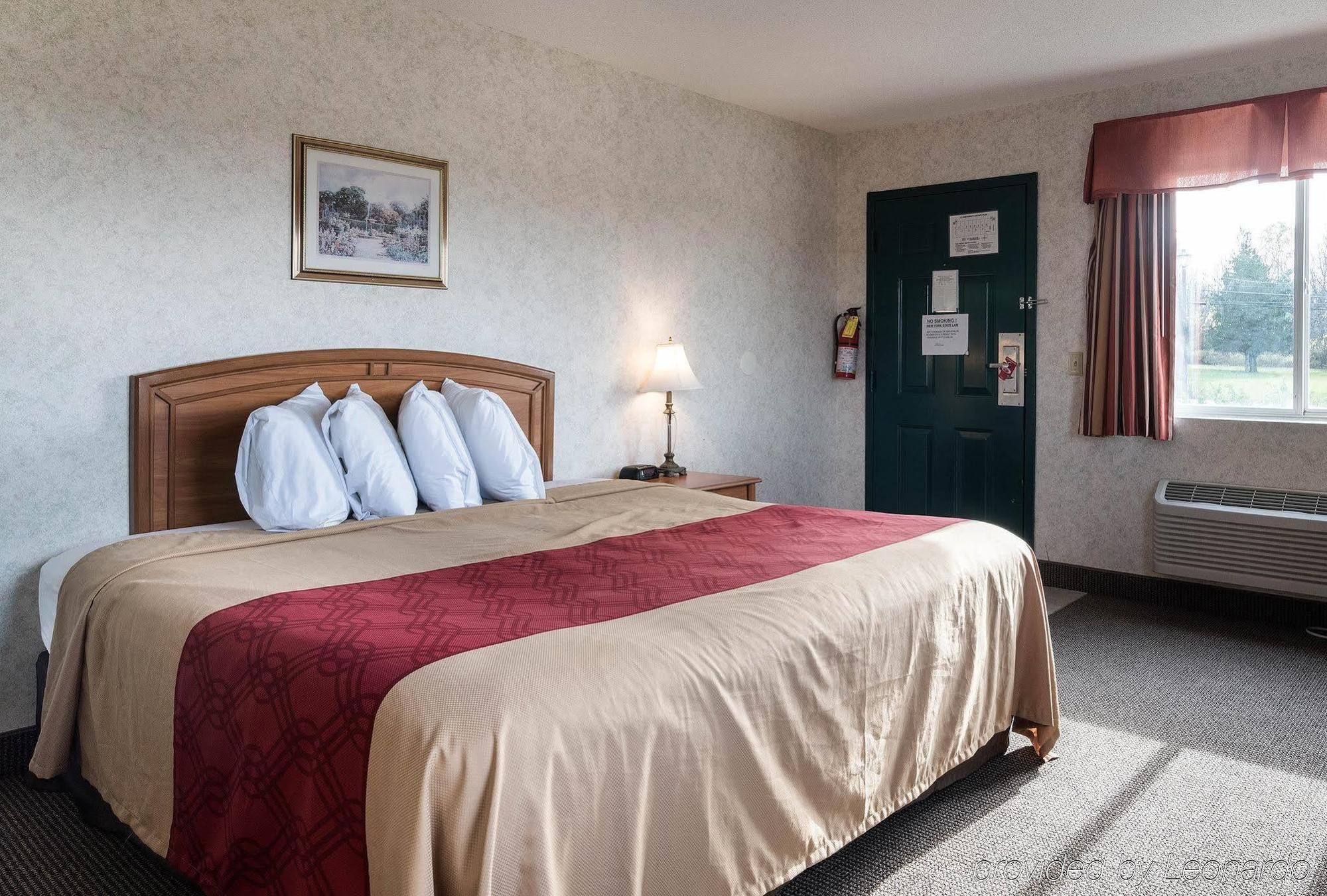 Econo Lodge Inn & Suites Кенъндейгуа Екстериор снимка