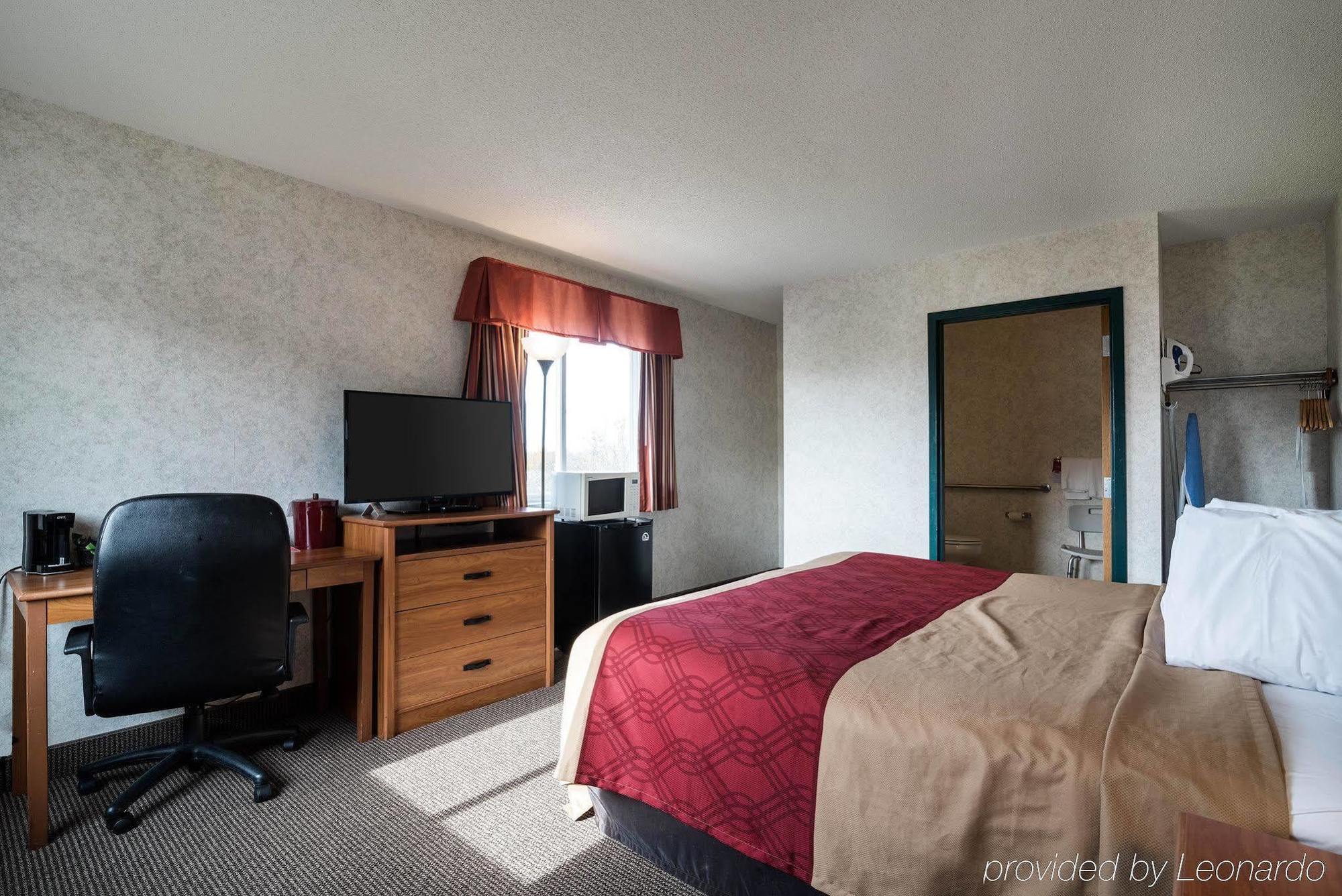 Econo Lodge Inn & Suites Кенъндейгуа Екстериор снимка