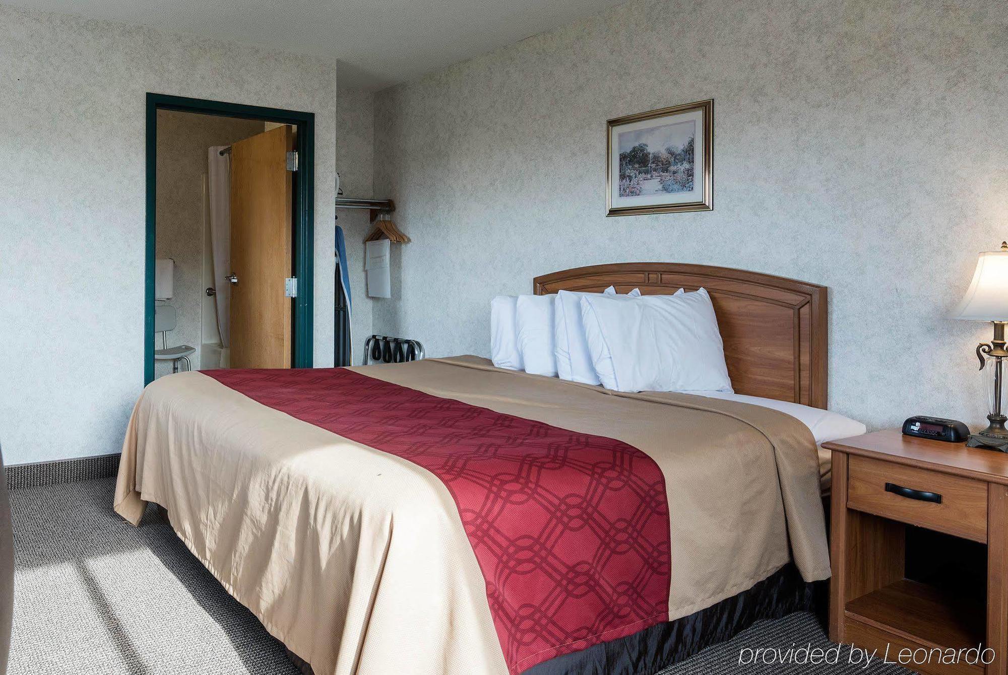Econo Lodge Inn & Suites Кенъндейгуа Екстериор снимка