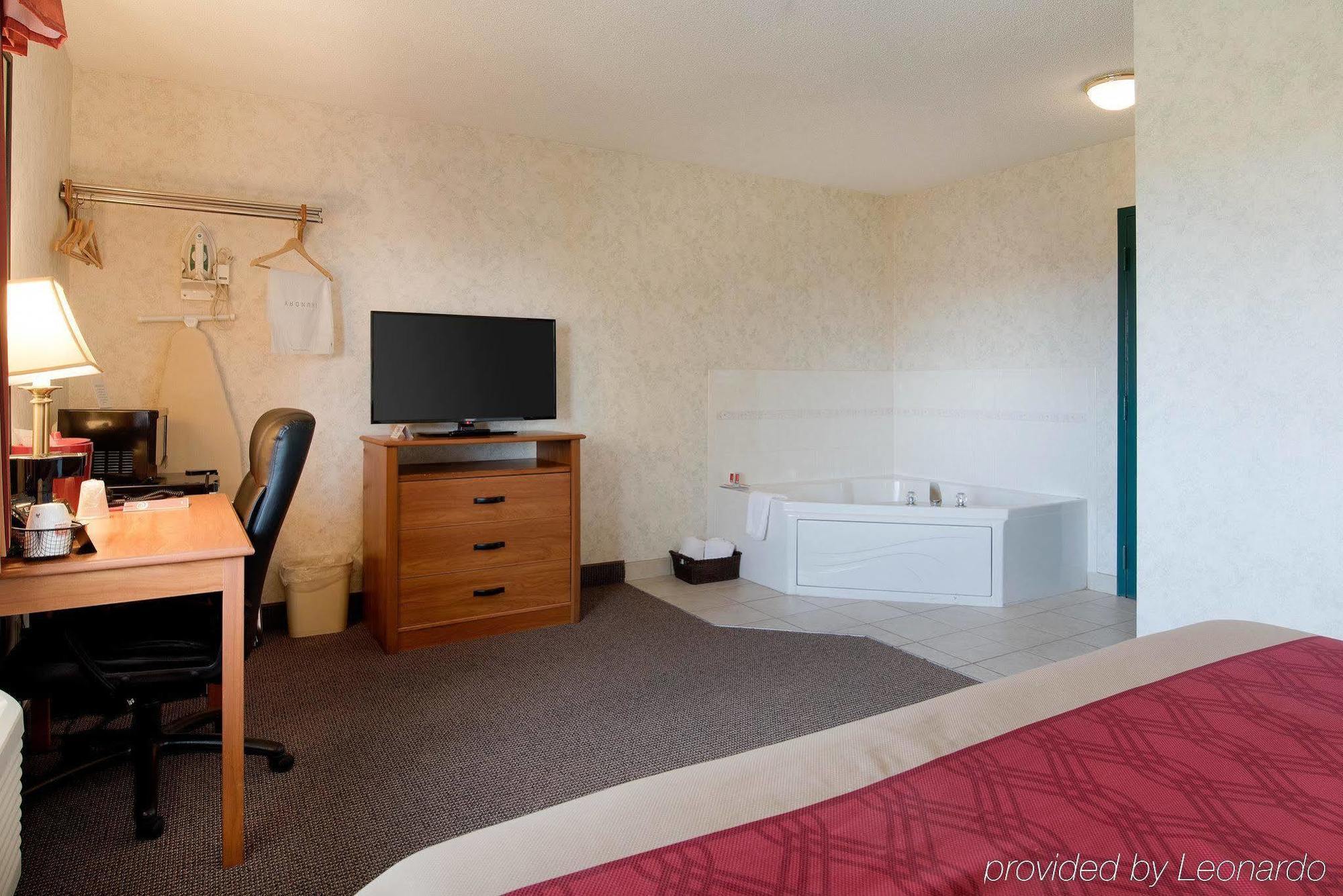 Econo Lodge Inn & Suites Кенъндейгуа Екстериор снимка