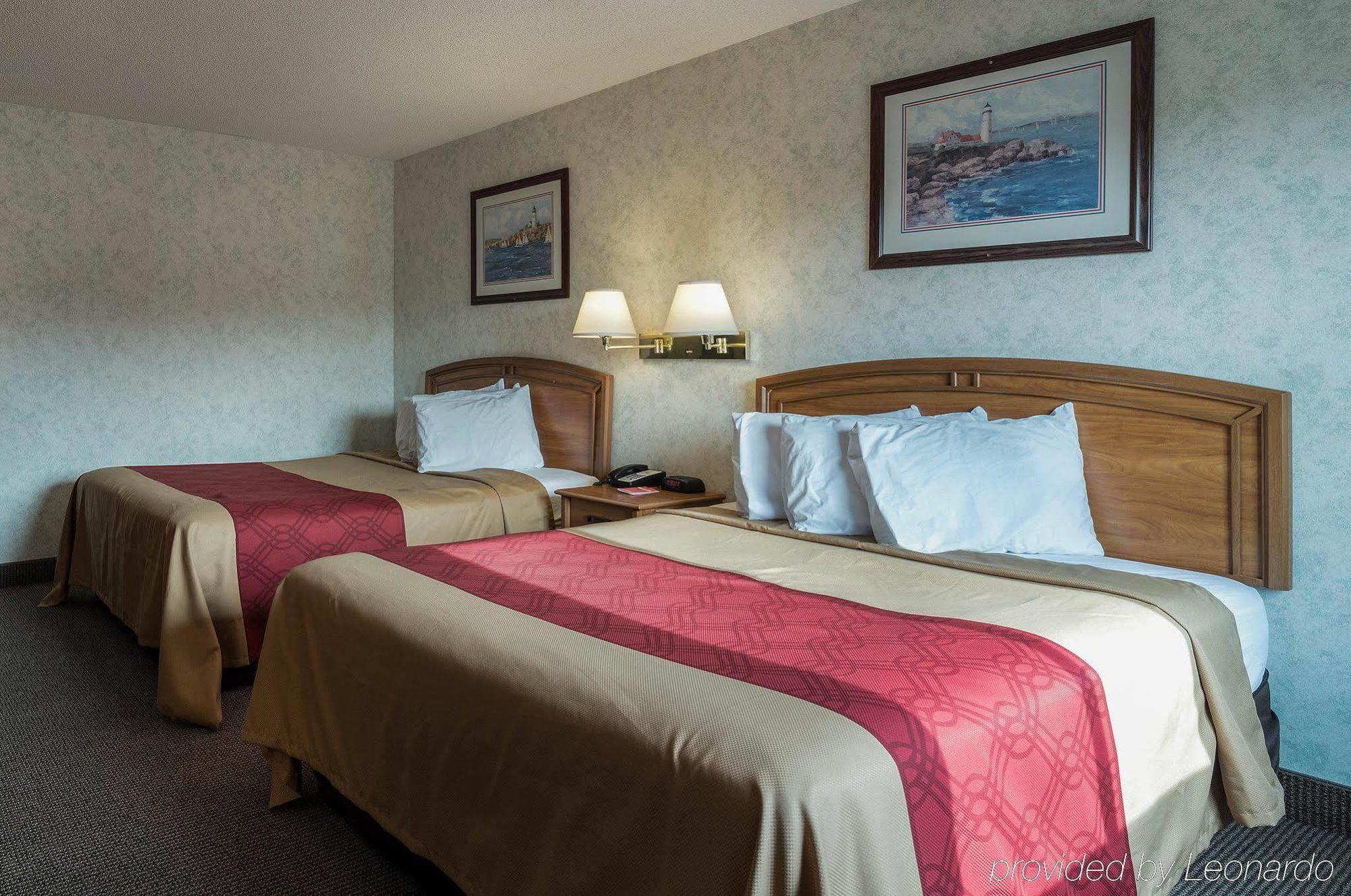 Econo Lodge Inn & Suites Кенъндейгуа Екстериор снимка